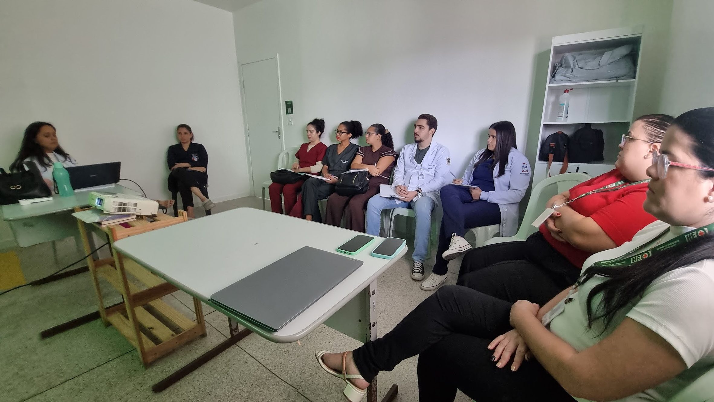 Leia mais sobre o artigo Área Lilás do HEA promove formação continuada para residentes em saúde