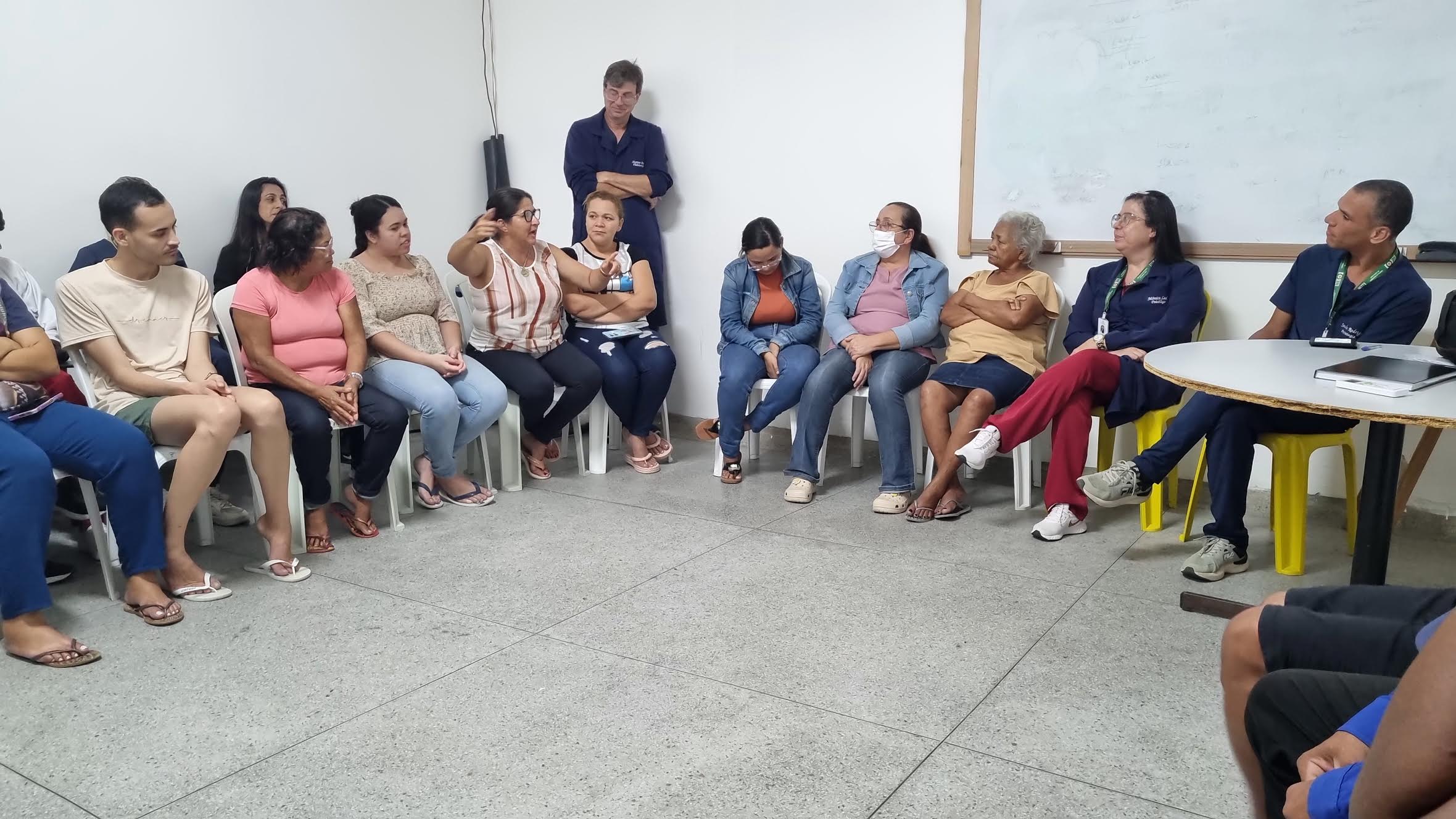 Leia mais sobre o artigo Hospital de Emergência do Agreste encerra Setembro Amarelo com roda de conversa sobre saúde mental