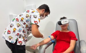 Realidade virtual transforma experiência de crianças em exames laboratoriais no Hospital do Coração Alagoano