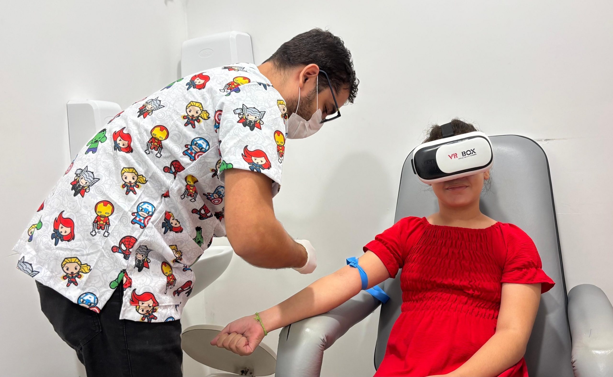 Leia mais sobre o artigo Realidade virtual transforma experiência de crianças em exames laboratoriais no Hospital do Coração Alagoano