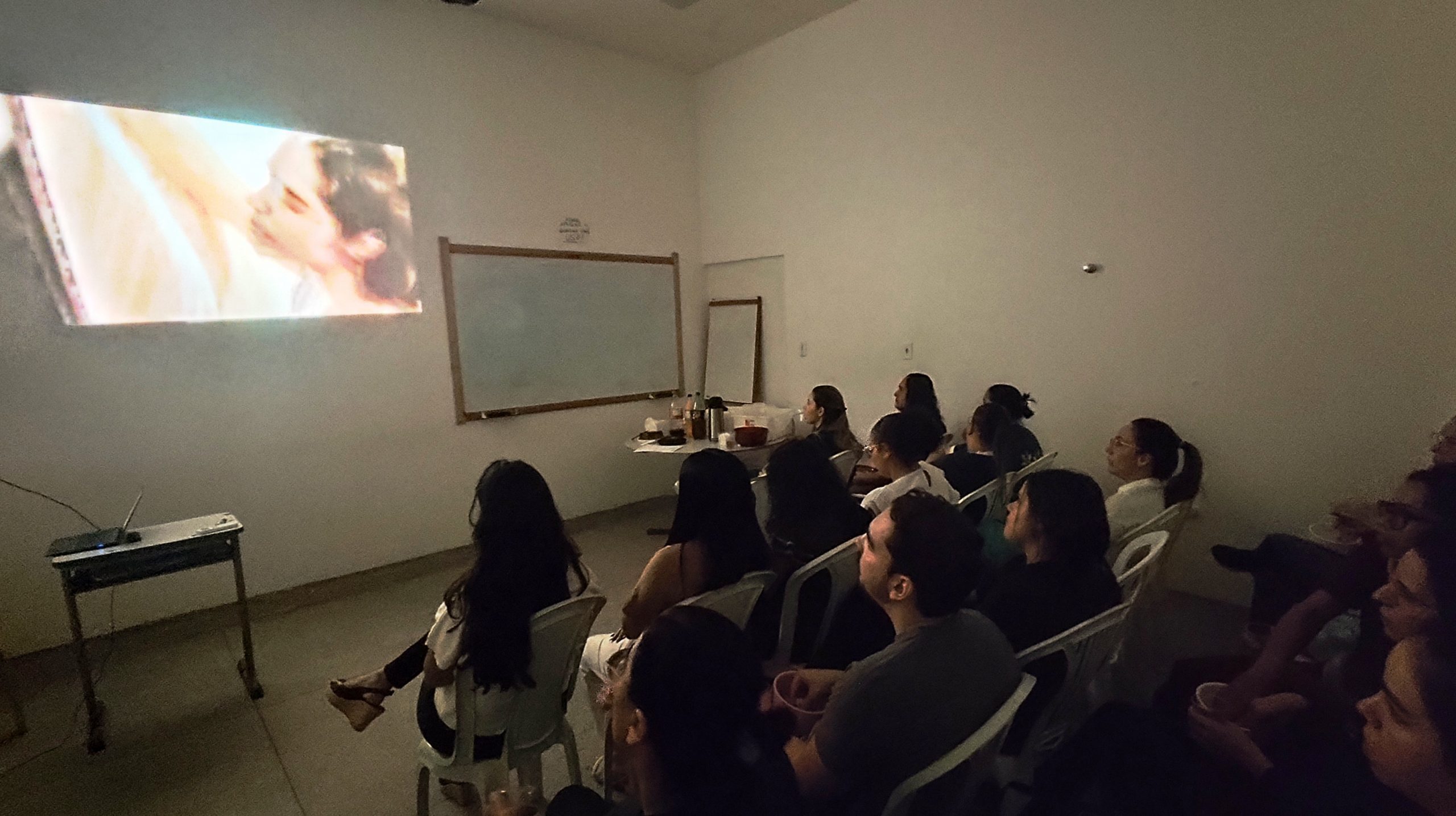 Leia mais sobre o artigo Hospital de Emergência do Agreste promove Cine Lilás e estimula reflexões sobre situações de violência