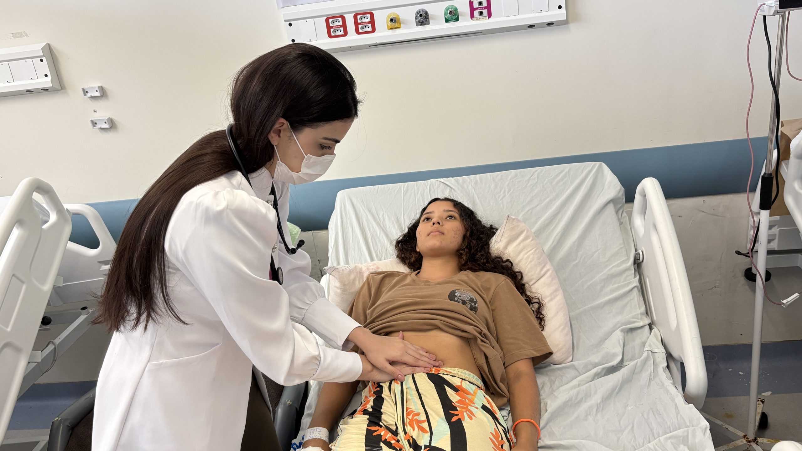 Leia mais sobre o artigo Da dor ao alívio: jovem descobre pedras na vesícula e pancreatite após diagnóstico preciso no Hospital Metropolitano de AL