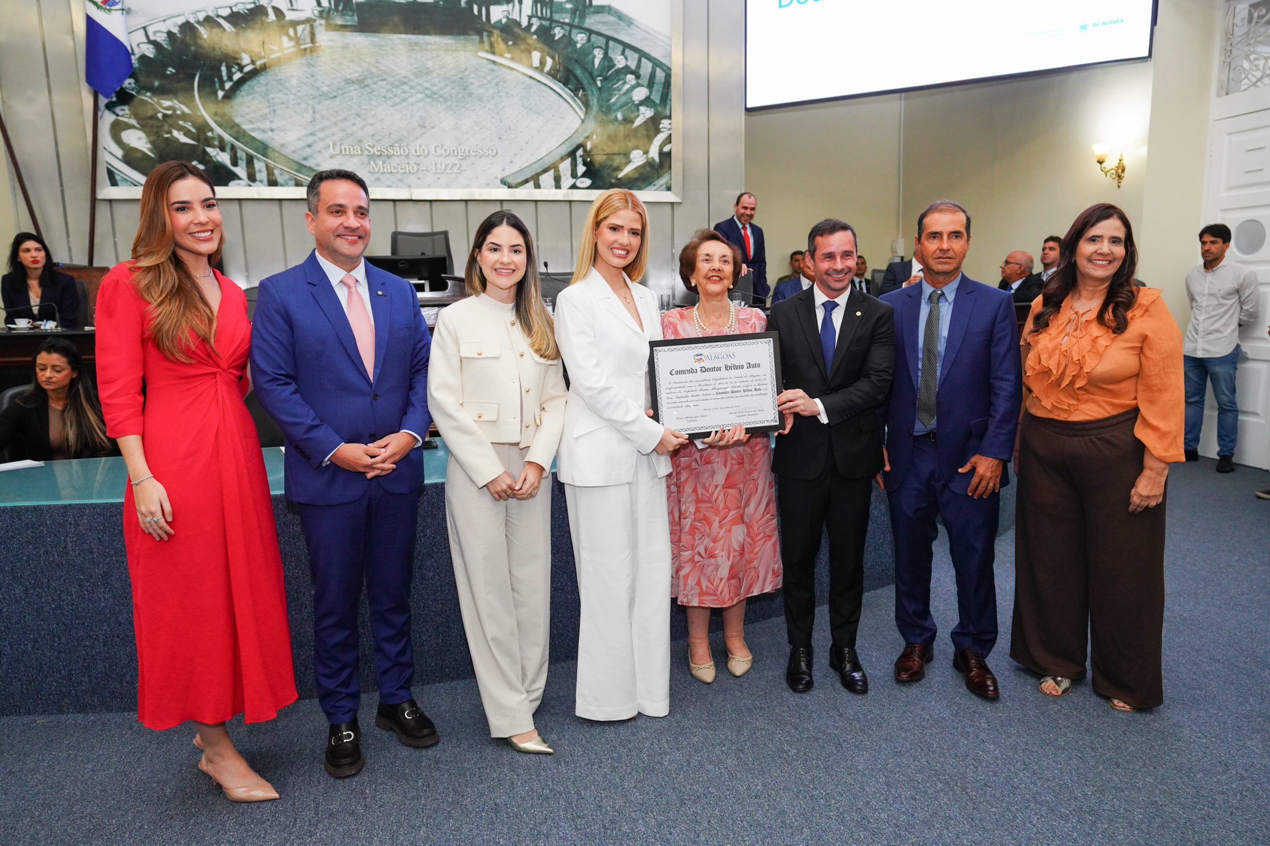 Leia mais sobre o artigo Coordenadora do Plano Estadual de Oncologia recebe da ALE a Comenda Dr. Hélvio Auto 