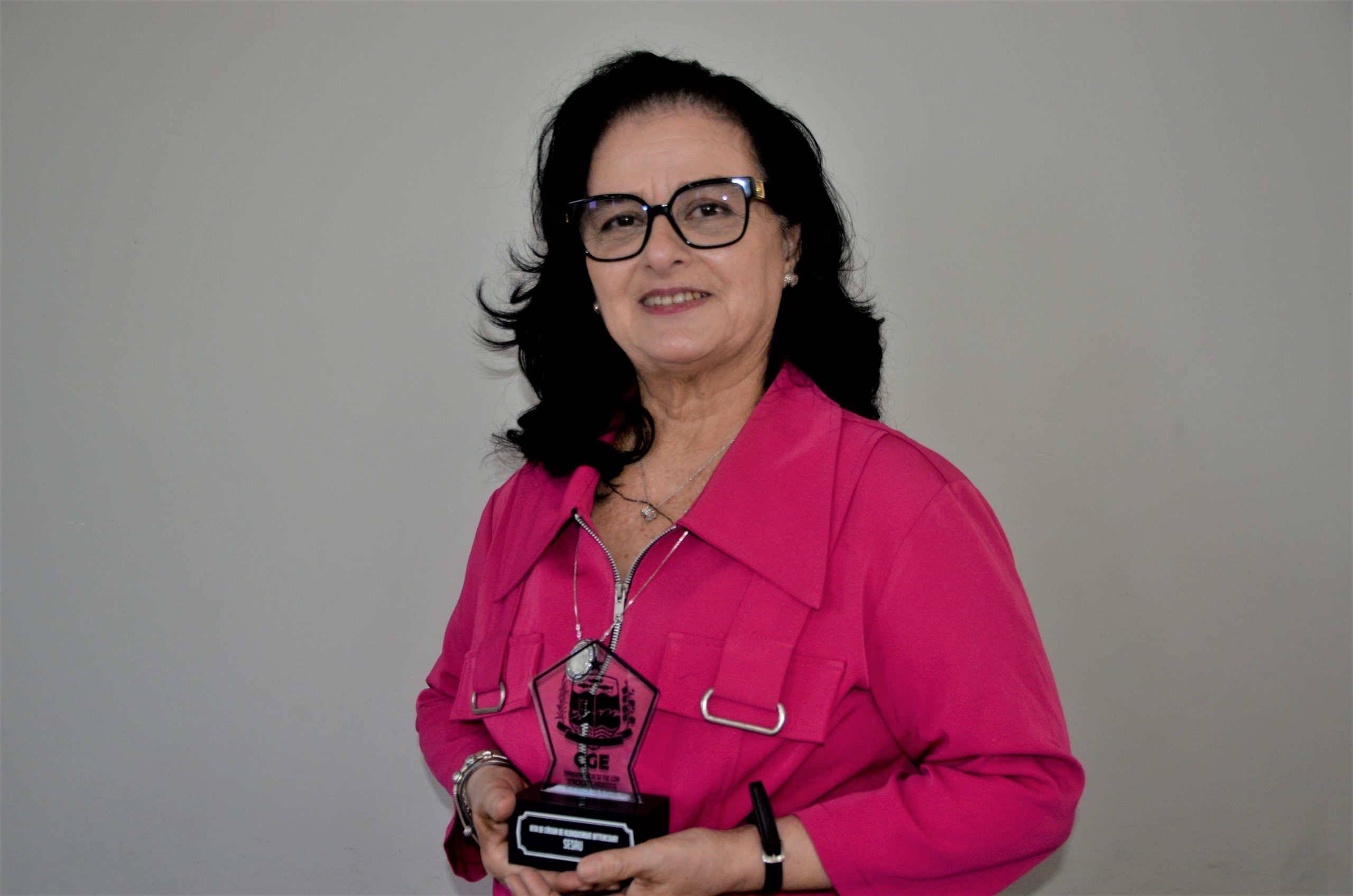 Leia mais sobre o artigo Assessora de Transparência da Sesau recebe homenagem da CGE 