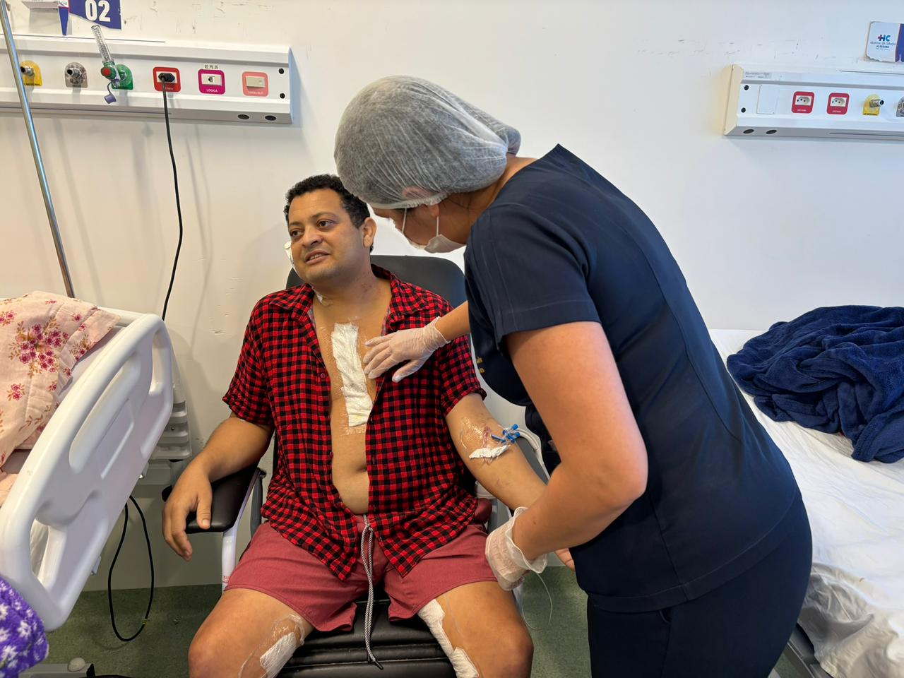 Leia mais sobre o artigo Cirurgia de revascularização realizada no Hospital do Coração Alagoano salva jovem de 39 anos após infarto grave