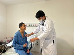Vai viajar no fim de ano e tem problema cardíaco? Cardiologista do Hospital do Coração alerta sobre cuidados