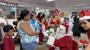 Festa de Natal leva alegria e acolhimento às crianças internadas na Pediatria do HGE