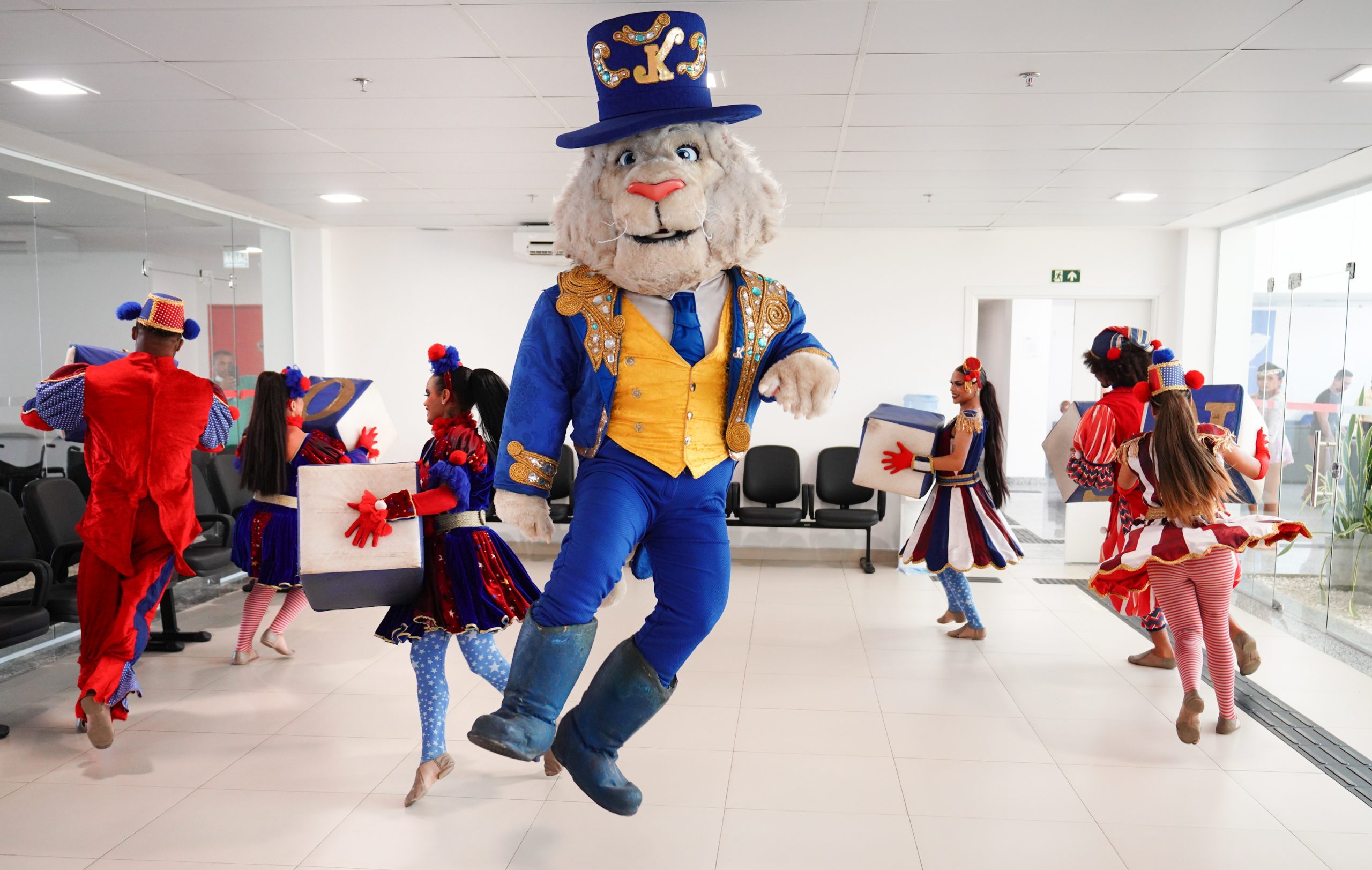 Leia mais sobre o artigo Artistas do Circo Kroner levam alegria e incentivam a doação de sangue no Hemoal