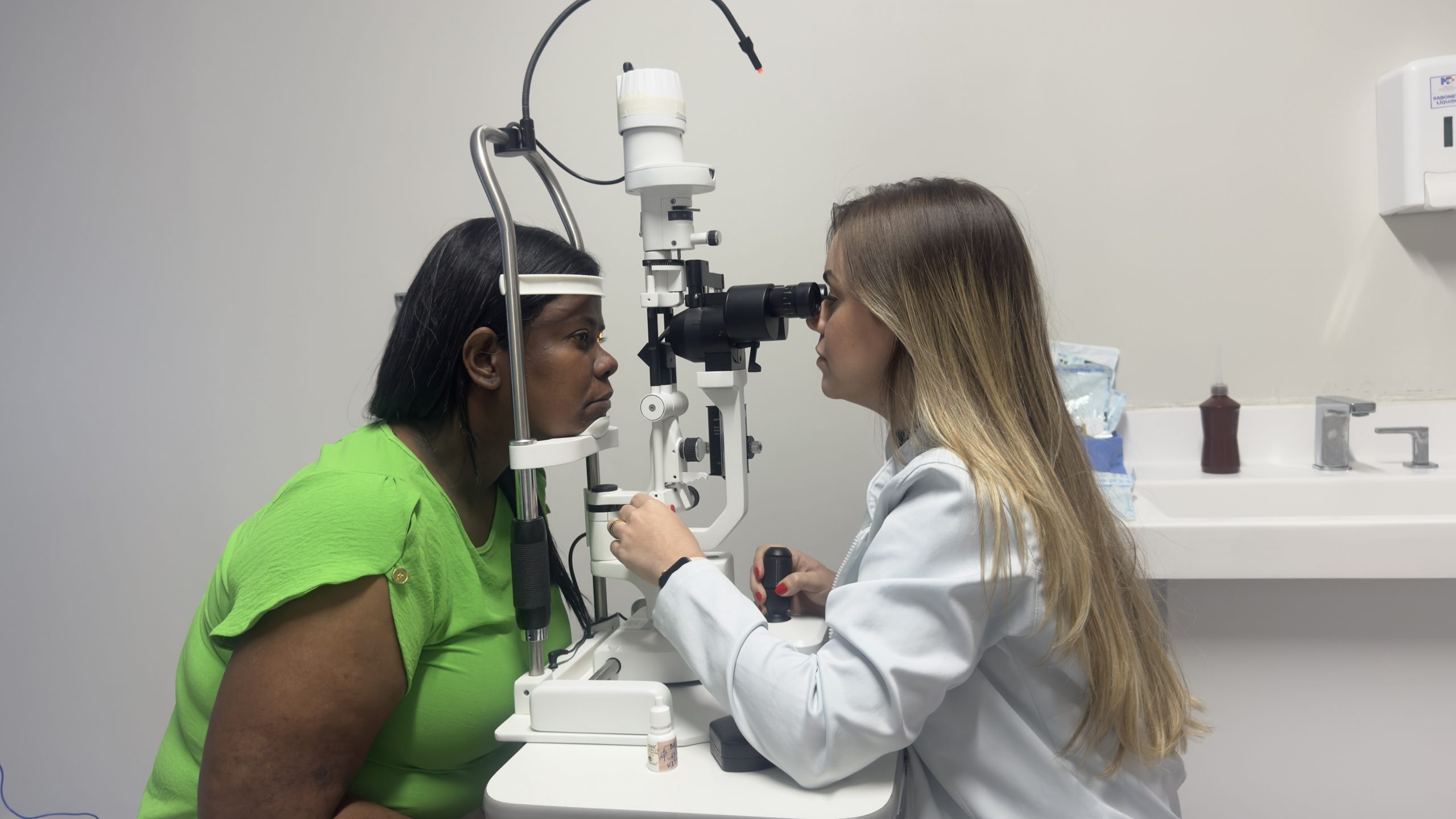 Leia mais sobre o artigo Cuidados com os olhos no verão: oftalmologista do HMA alerta para riscos e dá dicas de proteção