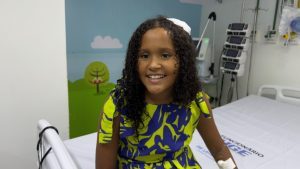 Rede estadual de saúde salva a vida de criança que teve afundamento de crânio após queda de coco