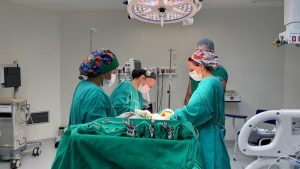Hospital Metropolitano de Alagoas trata câncer de tireóide com cirurgia de cabeça e pescoço