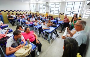 Sesau promove ação educativa em escola da Rede Estadual de Educação