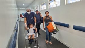 Após quase um mês internada, criança vítima de capotamento recebe alta do HGE