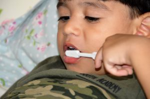 Cirurgiã-dentista da Sesau orienta quando deve ser a primeira consulta odontológica da criança