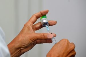 Enfermeira da Sesau orienta que a tuberculose pode ser prevenida por meio da vacinação