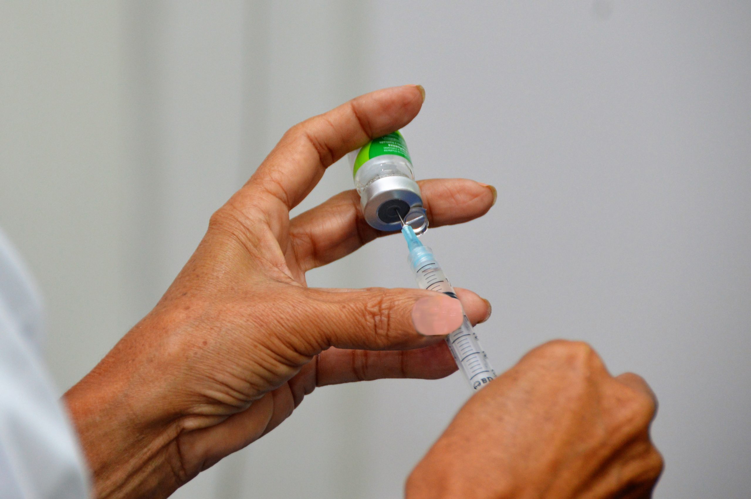 Leia mais sobre o artigo Enfermeira da Sesau orienta que a tuberculose pode ser prevenida por meio da vacinação
