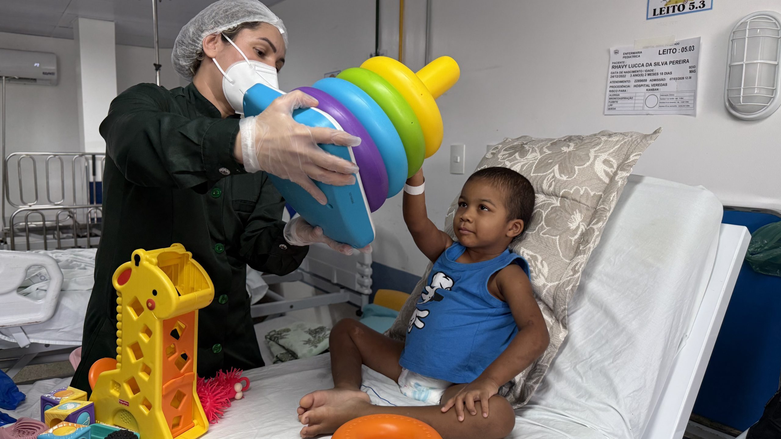 Leia mais sobre o artigo Criança de 3 anos que sofreu acidente de moto e estava sem capacete sobrevive após assistência no HGE