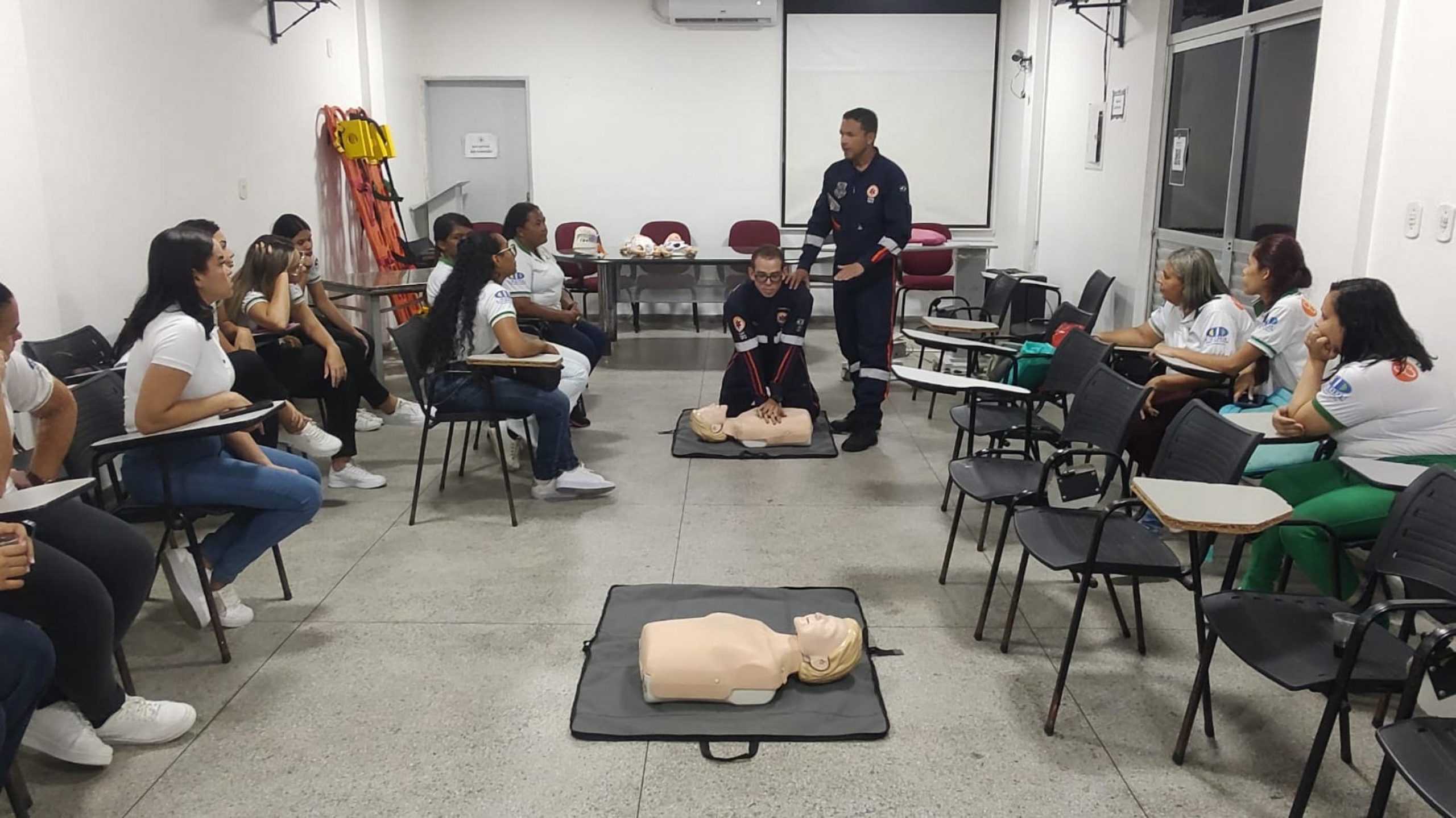 Leia mais sobre o artigo Samu recebe alunos do Curso de Técnico de Enfermagem de Joaquim Gomes para visita técnica
