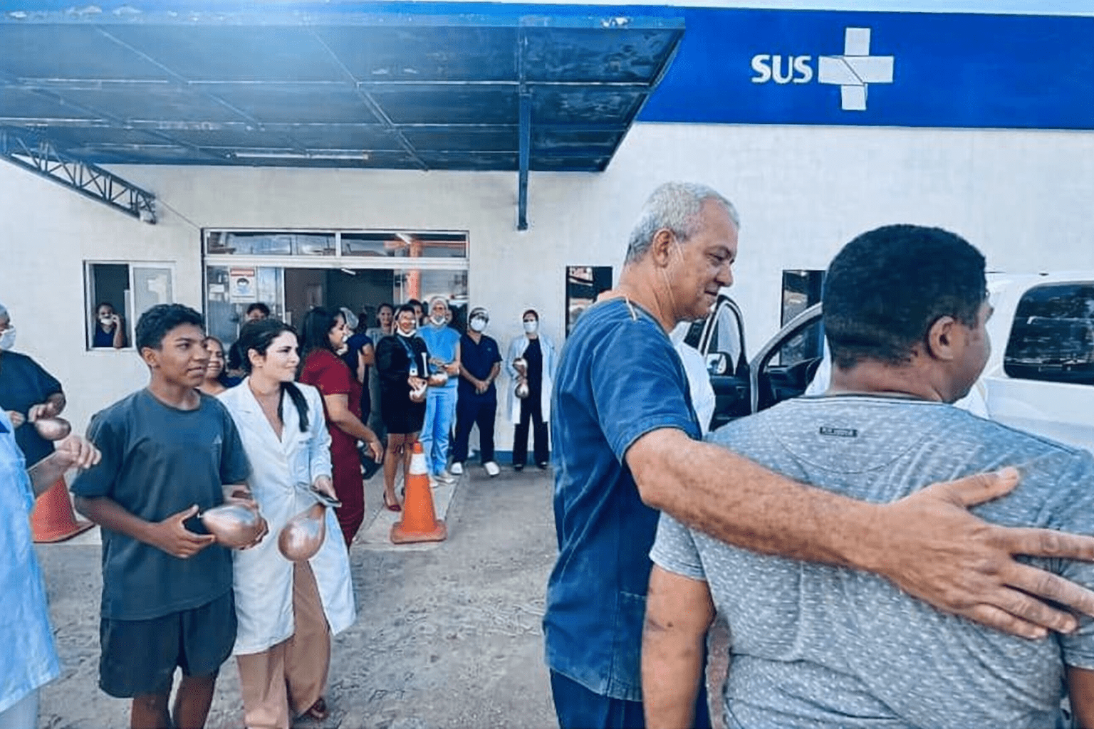 Leia mais sobre o artigo Alta hospitalar marca despedida emocionante de paciente após quase um ano internado no Hospital Dr. Ib Gatto Falcão