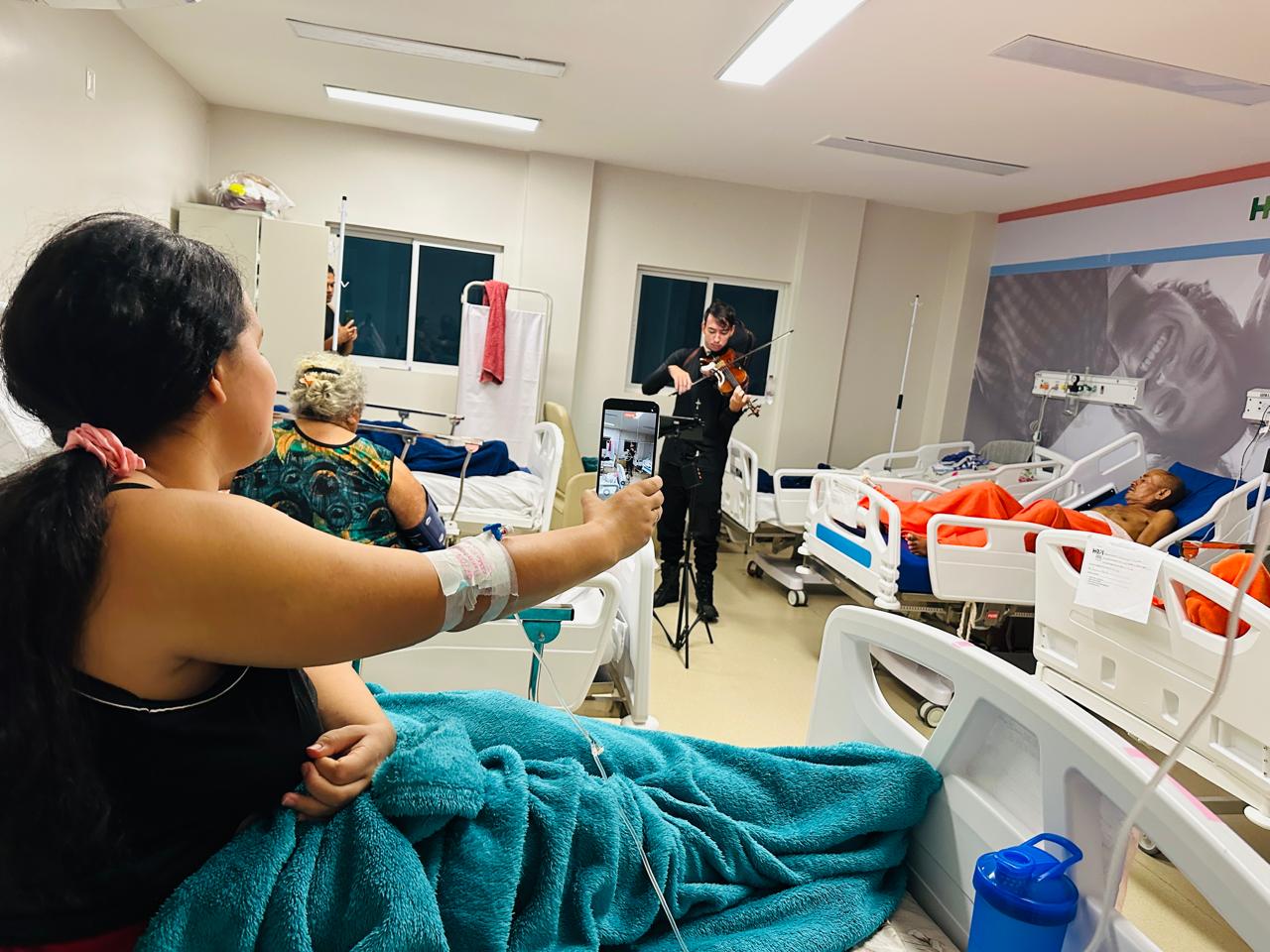 Leia mais sobre o artigo Jovem celebra recuperação levando música e esperança aos pacientes do HRPI