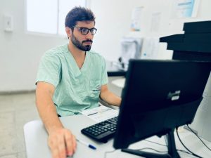 Médico do Hospital Dr. Ib Gatto Falcão orienta sobre os cuidados preventivos contra a asma