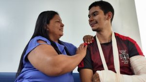 Mãe de paciente com fratura no punho homenageia profissionais do HEA pelo Dia das Mães