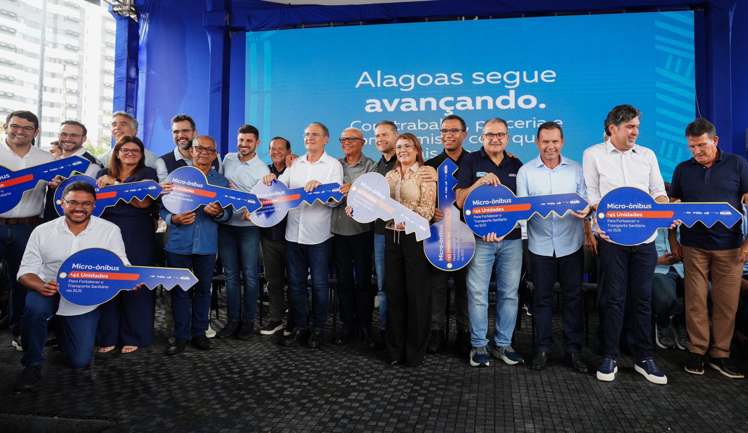 Leia mais sobre o artigo Governo do Brasil investe entrega três vans, 41 micro-ônibus e três Unidades odontológicas móveis para a Sesau e 35 municípios alagoanos