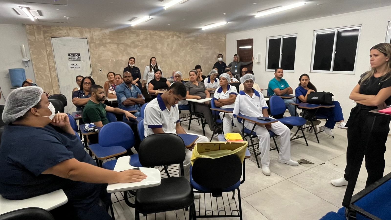 Leia mais sobre o artigo Hospital Dr. Ib Gatto Falcão reforça práticas de descarte de resíduos com capacitação da equipe de enfermagem e limpeza