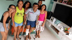 Após ser atropelado e passar por 2 cirurgias no HRPI, aposentado recebe alta e reencontra irmãs que não via há 30 anos