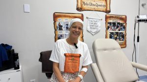 Professora celebra vitória no tratamento contra o câncer de mama após quimioterapia no Hospital Metropolitano de AL