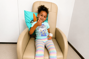 Após ser tratada no HRPI e vencer uma pneumonia grave, menina de 5 anos recebe alta e se prepara para viver a alegria do São João