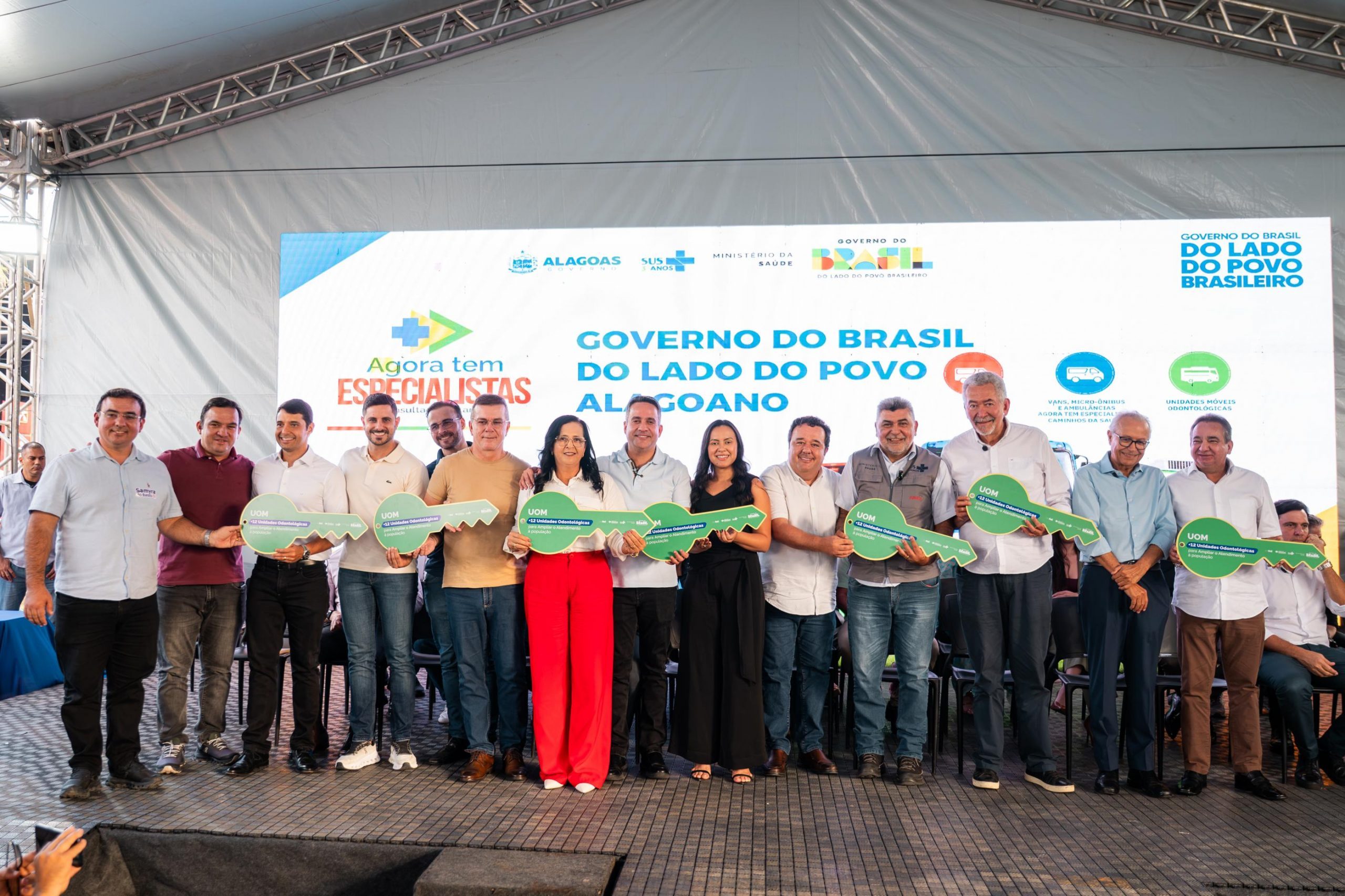 Leia mais sobre o artigo Ministério da Saúde entrega 12 unidades odontológicas móveis e anuncia investimentos em dois municípios alagoanos
