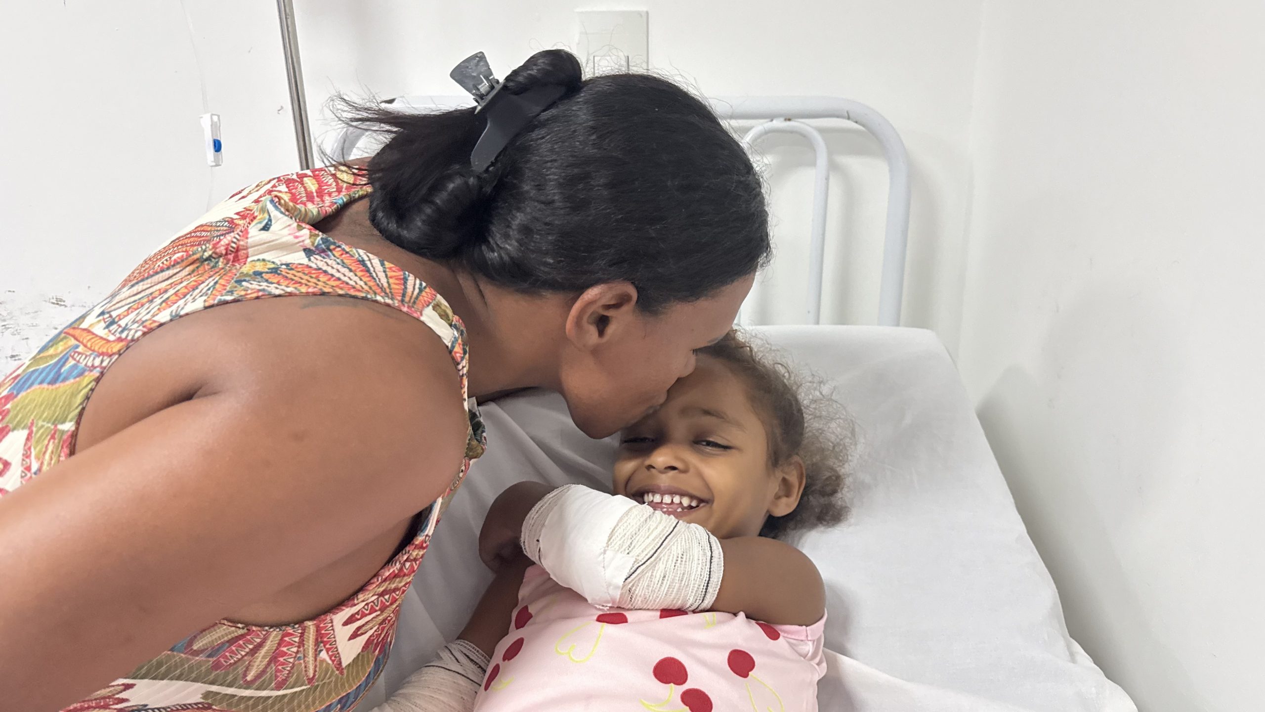Leia mais sobre o artigo Menina de quatro anos se recupera no HGE após sofrer queimaduras durante acidente com café